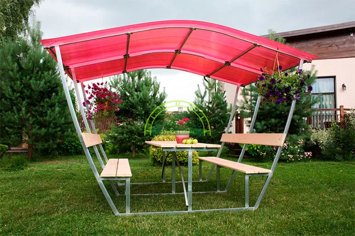 Садовая беседка из профильной трубы с крышей из поликарбоната