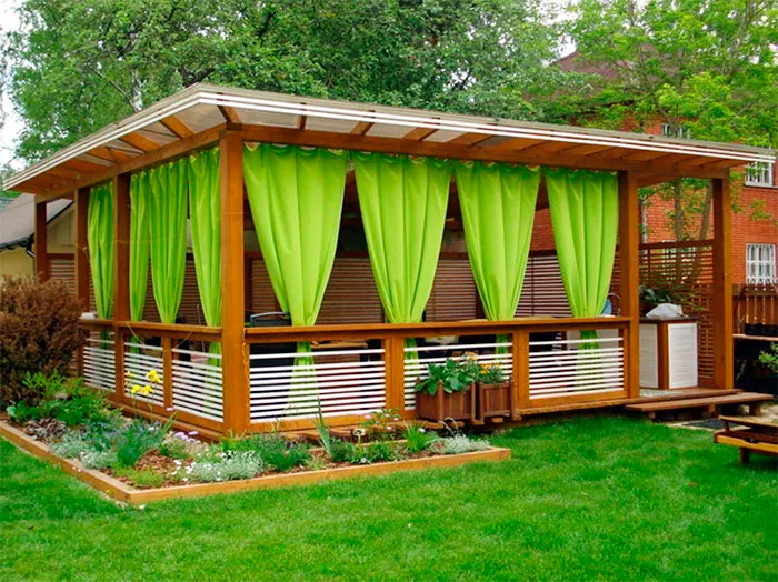 Деревянная беседка с кровлей из поликарбоната