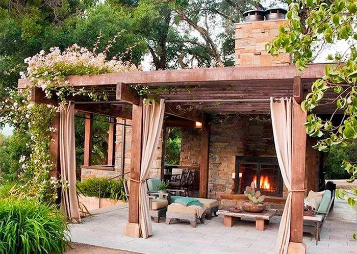 Пергола из бруса с камином