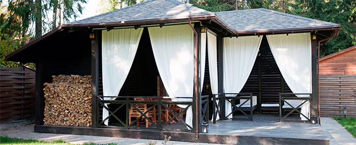 Терраса с местом для отдыха и дровником