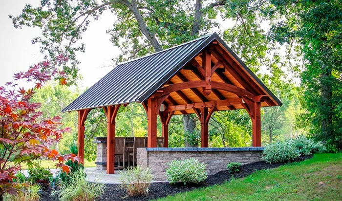 Двухскатный навес из деревянного бруса