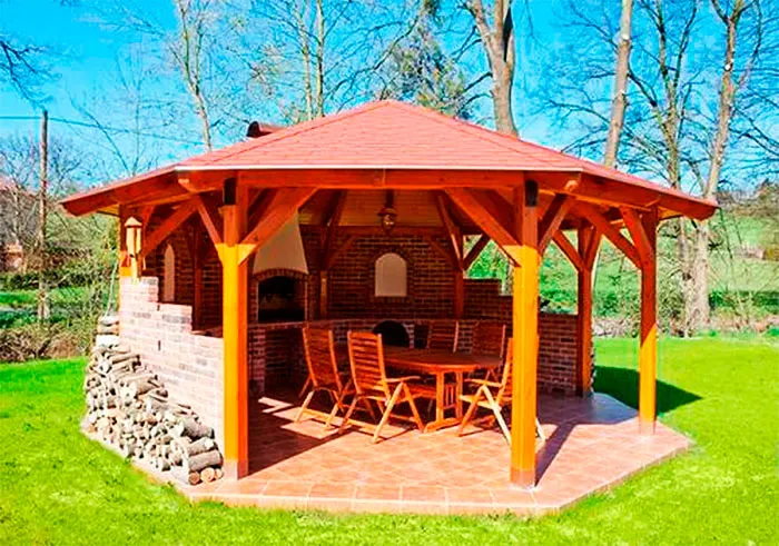 Полуоткрытая беседка с печью из бруса