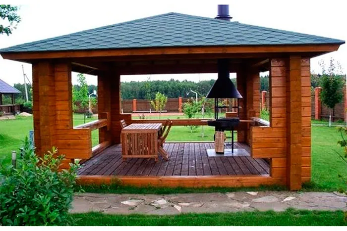 Конструкция из бруса с переносным мангалом