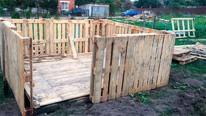 Сооружение террасы из поддонов