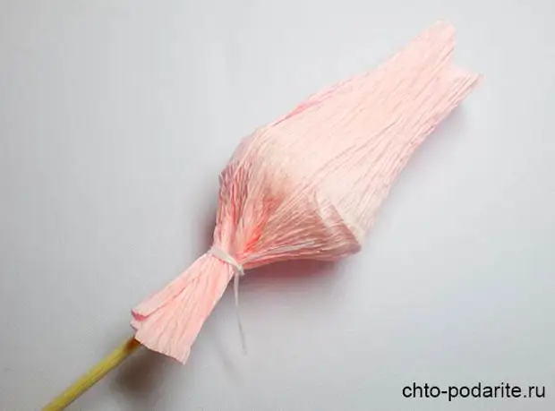 Приматываем лепестки розы к основанию конфеты