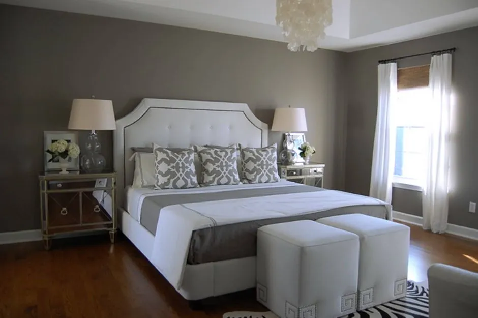 Спальня серо-белого цвета с белой мебелью