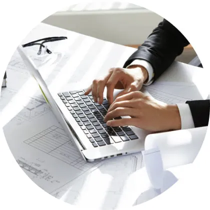 Выполняет проект только под конкретные задачи клиента.