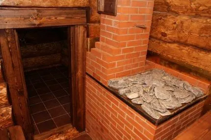 Печь-голландка в парной Печь-голландка в парной