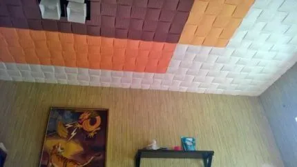 Потолок с окрашенной плиткой Потолок с окрашенной плиткой