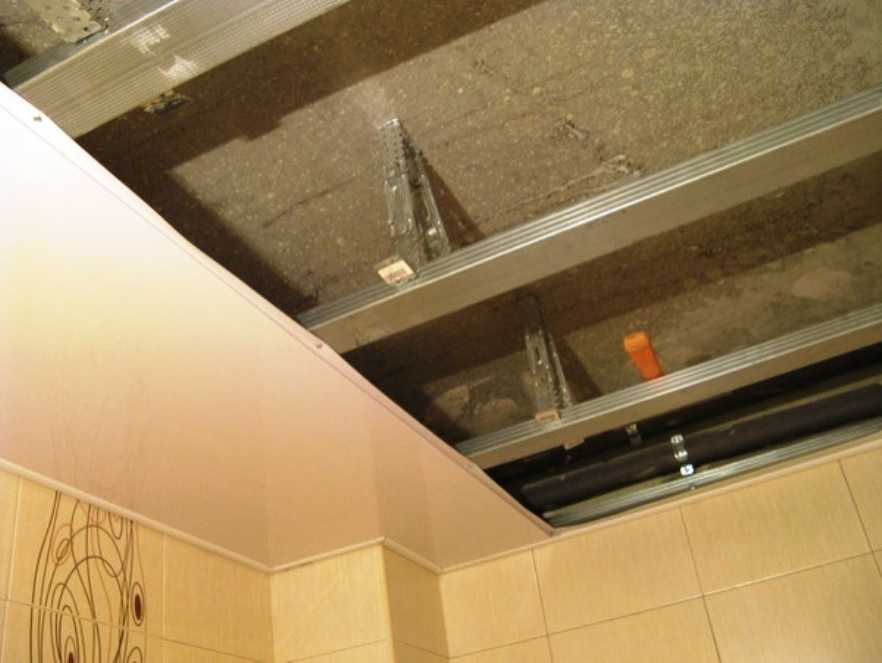 Потолок из пластиковых панелей своими Потолок из пластиковых панелей своими
