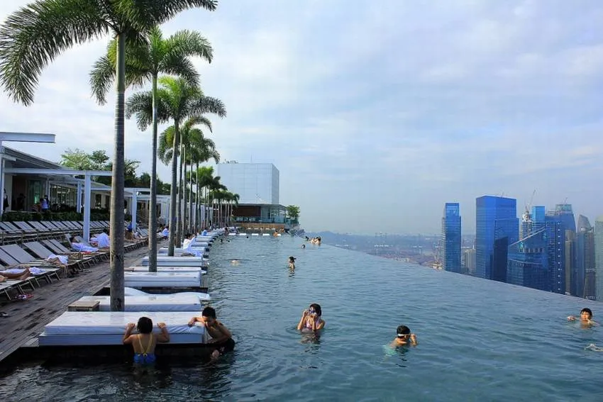 Бассейн на крыше отеля в Сингапуре