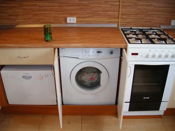 Отличное место для стиральной машины на кухне