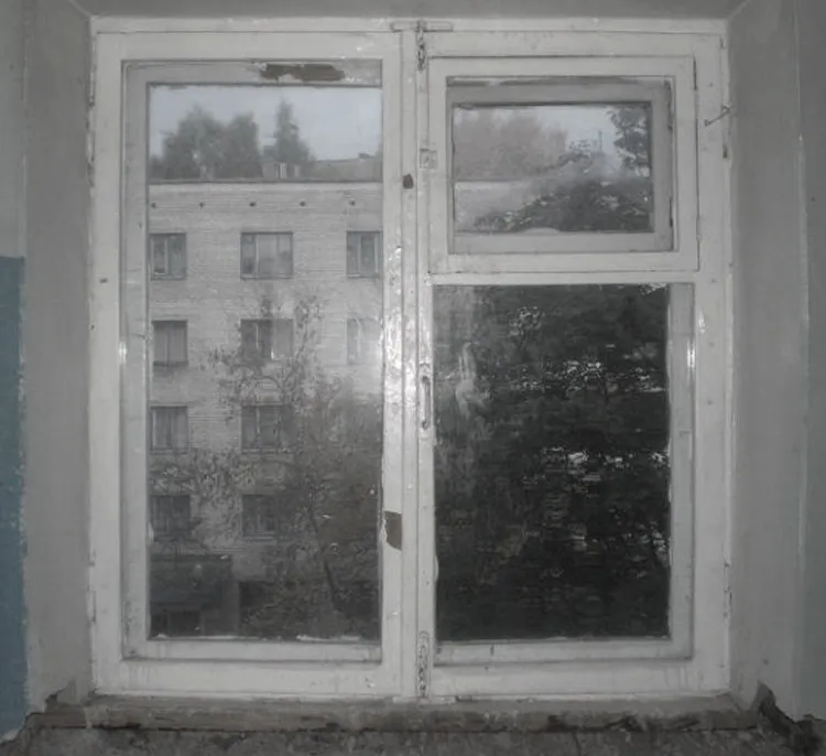 Уже порядком отслужившее свое деревянное окно в доме советской постройки.