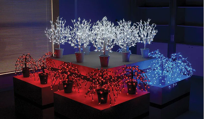 Очень празднично смотрятся в офисе новогодние деревца из светодиодной ленты
