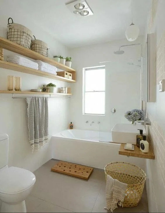 деревянная ванная комната с полками и плетеной корзиной
