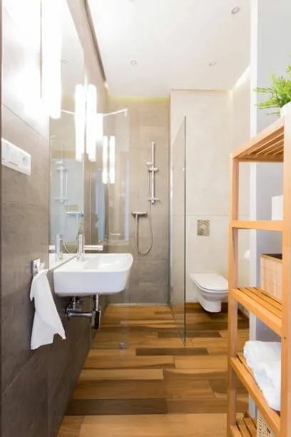 ванная комната из дерева с деревянной плиткой
