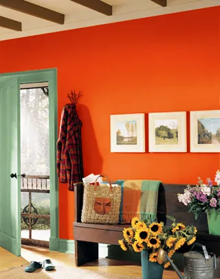 красно-оранжевая стена