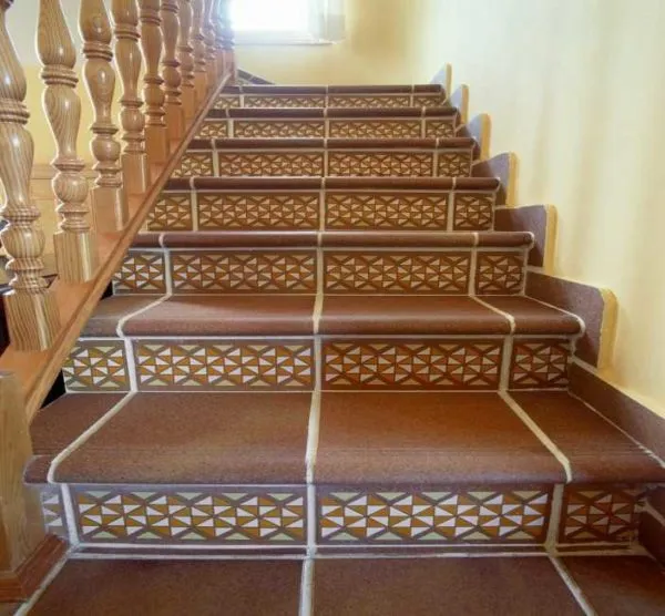 Лестница с уложенным керамогранитом будет красивой и удобно, за ней легко ухаживать