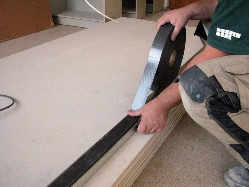 Монтаж самоклеющейся ленты