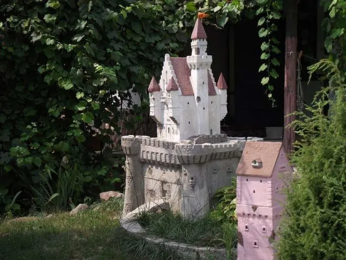 Замок с башенками для украшения сада