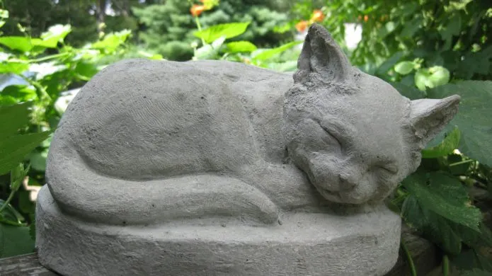 Фигурка серого кота из цемента