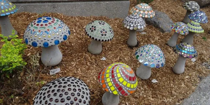 Цементные грибы с яркими украшениями для участка