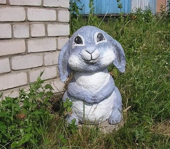 Раскрашенная фигурка зайца из цемента