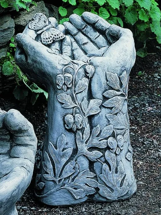 Скульптура в виде рук для украшения сада