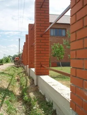 Столбики в полтора кирпича и металлические прожилины – одно из самых распространенных решений среди застройщиков Столбики в полтора кирпича и металлические прожилины – одно из самых распространенных решений среди застройщиков