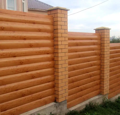 Блок-хаус – отличное решение для забора, которое хорошо сочетается с любыми типами строений Блок-хаус – отличное решение для забора, которое хорошо сочетается с любыми типами строений