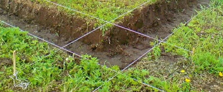 Таким способом очень просто выкопать идеально ровные траншеи под основание забора Таким способом очень просто выкопать идеально ровные траншеи под основание забора