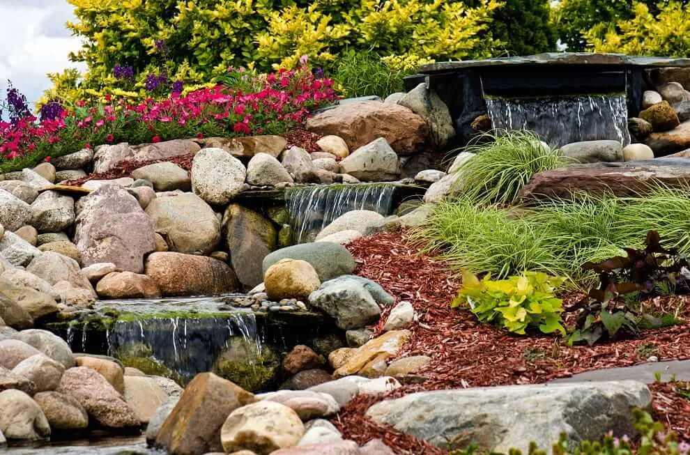 Альпийская горка с водопадом