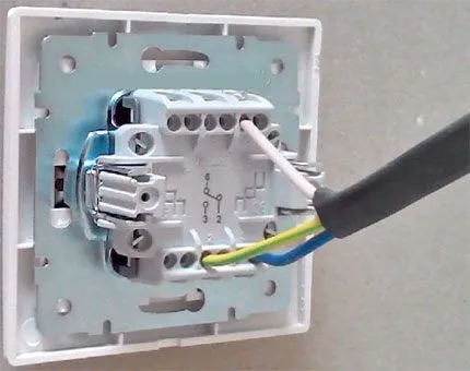 Подключение кабеля к выключателю