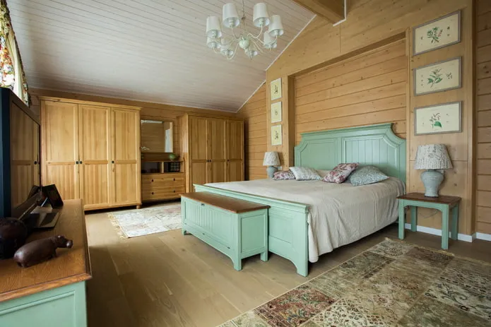 интерьер мансардной спальни в стиле прованс