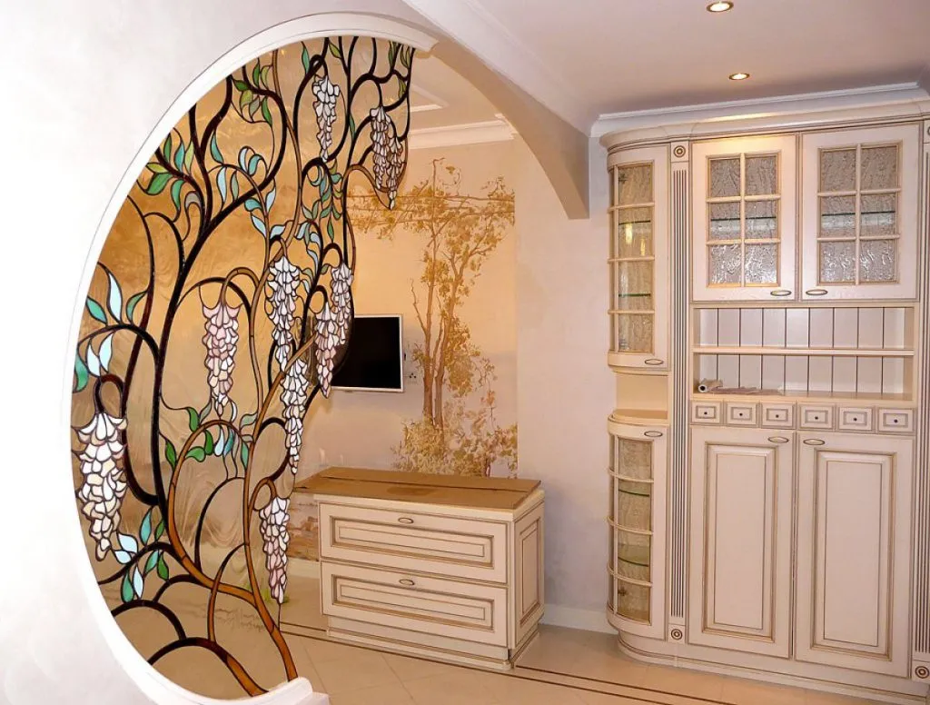 Арка с витражом в интерьере