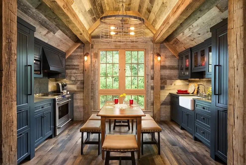 Неброский темный цвет фасадов кухонного гарнитура подчеркивает красоту альпийского стиля