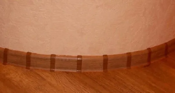 Так оформляют округлые стены стандартным плинтусом и пластмассы