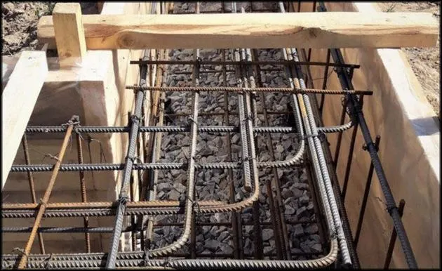 Усилить фундамент позволит его армирование