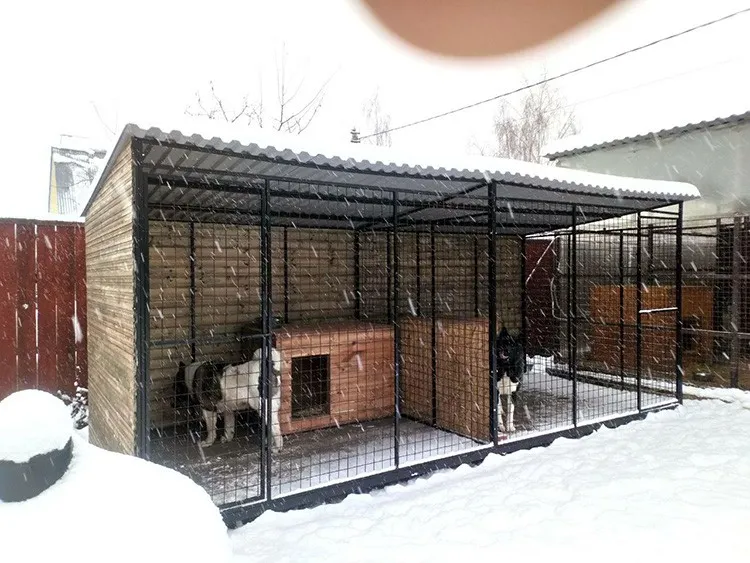 К металлическому каркасу пришивают листы профнастила.