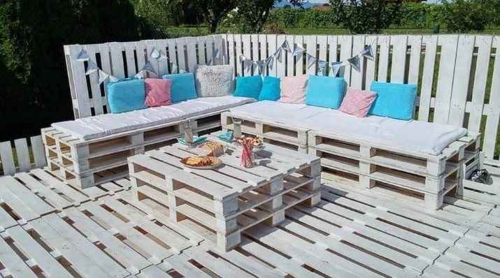 небольшой столик из поддонов