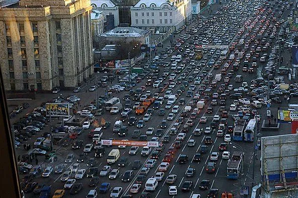 Жить рядом с оживленной автодорогой - сомнительное удовольствие.