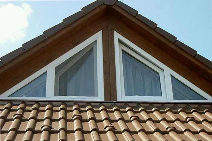 Треугольное окно под крышей