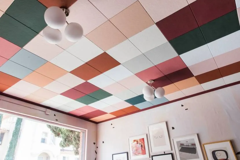 Необычное цветовое решение для подвесного потолка