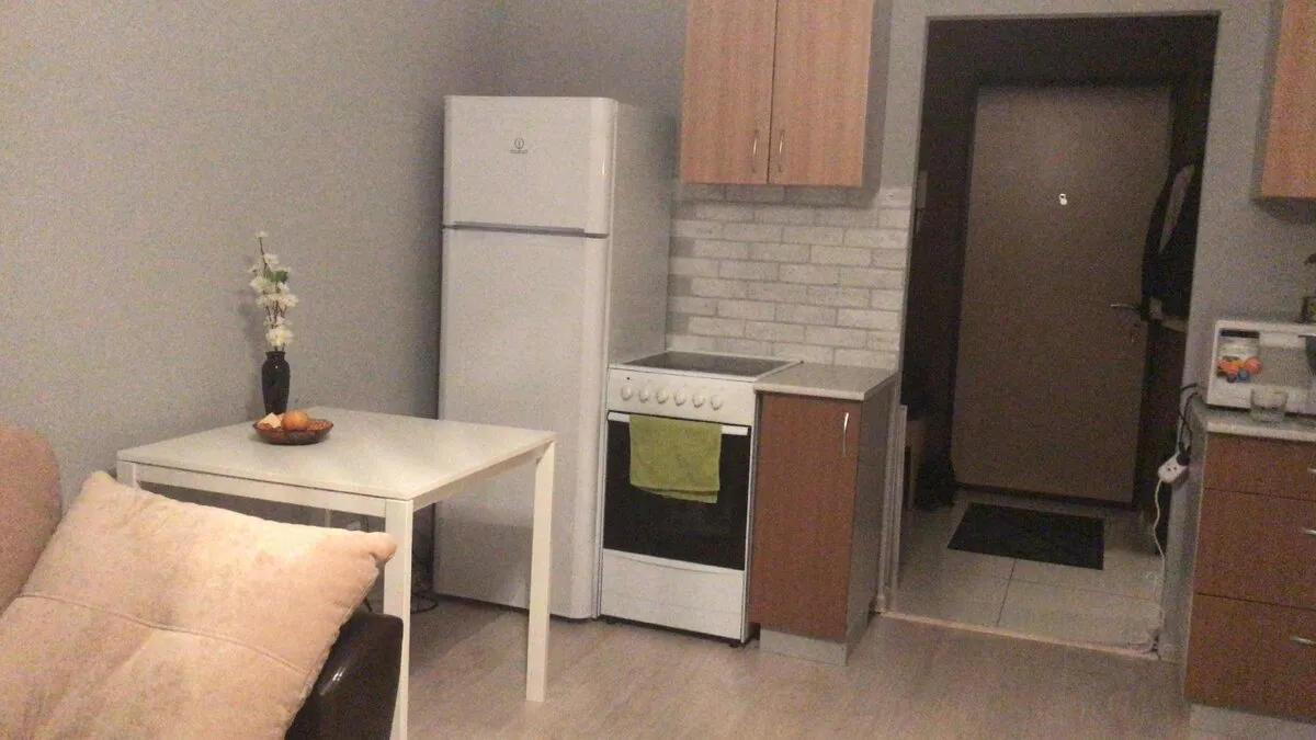 Проход из прихожей в комнату был прямо по центру комнаты. Это наша большая ошибка при возведении стены между прихожей и гостиной.