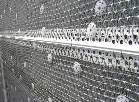 Установка армирующей сетки перед нанесением цементной штукатурки