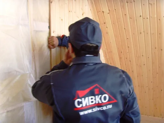 Процесс отделки мансарды вагонкой с вертикальной установкой ламелей