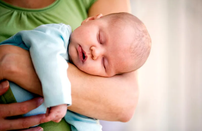 Периодичные ритмичные движения вверх-вниз успокаивают и способствуют быстрому засыпанию даже очень капризного малыша