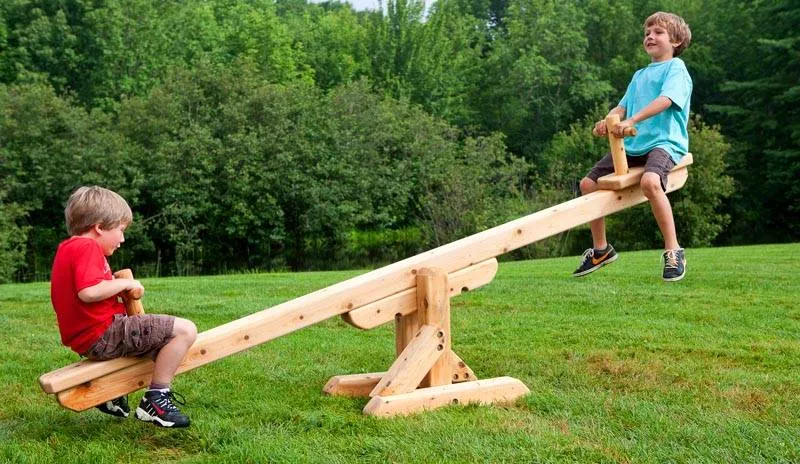 Кроме того, деревянные балансиры более безопасны, они не нанесут ребенку такого вреда при падении, как изделия из металла