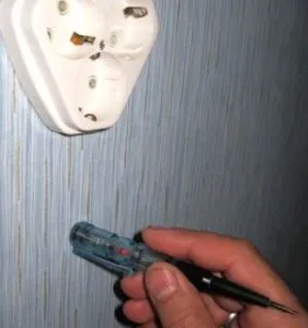 Поиск проводки в стене с помощью индикаторной отвертки