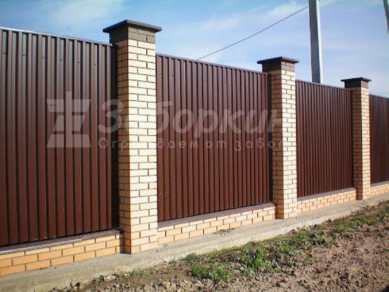 Строительство заборов с кирпичными Строительство заборов с кирпичными